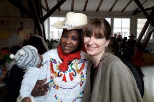 Fatou mit Ebrima und mir 2017 beim Vorbereiten für die „Lebenshilfe“-Faschingsparty im Bürgerhaus